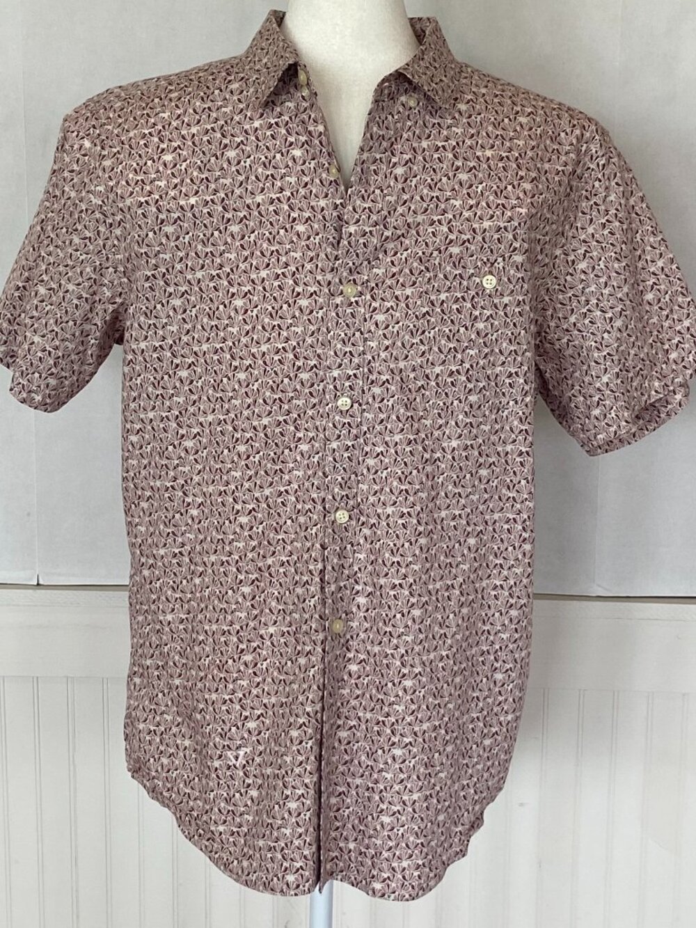 Men's Vissla Short Sleeve Button down Pink and white Shirt Sz L